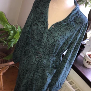 En ormmönstrad klänning 👗  - Säljer en orm mönstrad klänning från Na-kd, storleken är XL men den passar en som har storlek M/L i kläder 🎀 köparen står för frakten och betalning sker via swish 