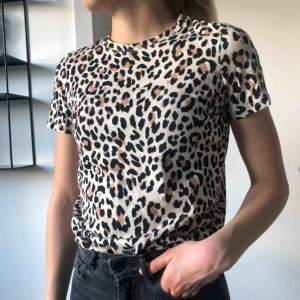 Söt leopard t-shirt från Bershka! Passar mig som är XS/S! 🐆💛