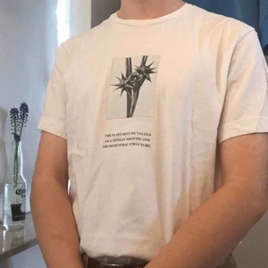  - Riktigt cool och najs t-shirt från weekday. Använd några enstaka gånger. Fråga gärna om det är något ni undrar:)