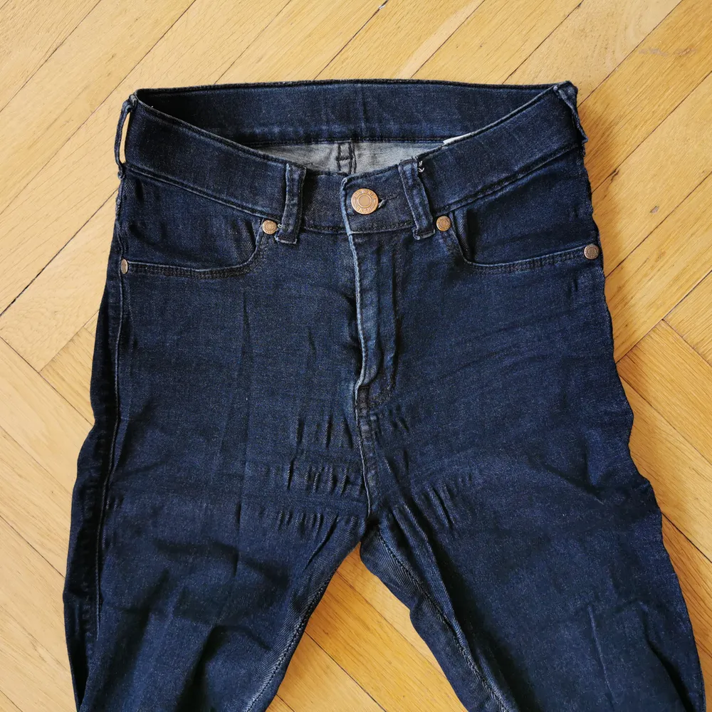 Mörkblå jeans från Dr denim i bomull, väldigt mjuka och bekväma. Sitter tight och supersnyggt. XS men passar även ganska liten Small. Något trasig söm på ena bakfickan som dock knappt syns. Fejkfickor fram.. Jeans & Byxor.