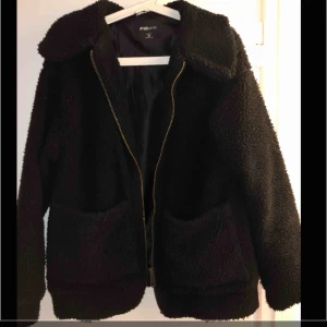  - Super mysig svart Teddy jacka. Storlek M. Använd någon gång bara!