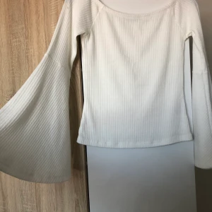 Ribbad långärmad med utsvända armar - Vit tröja med utsvängda armar! Off-shoulder