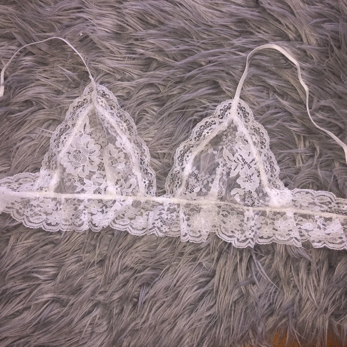 Spets-BH med volang från NAKD