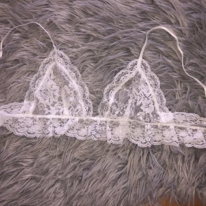 Spets-BH med volang från NAKD - Superfin spets-BH med volang nedtill från NAKD! Aldrig använd, bara provad en gång då jag beställde den men inte passade!🥰