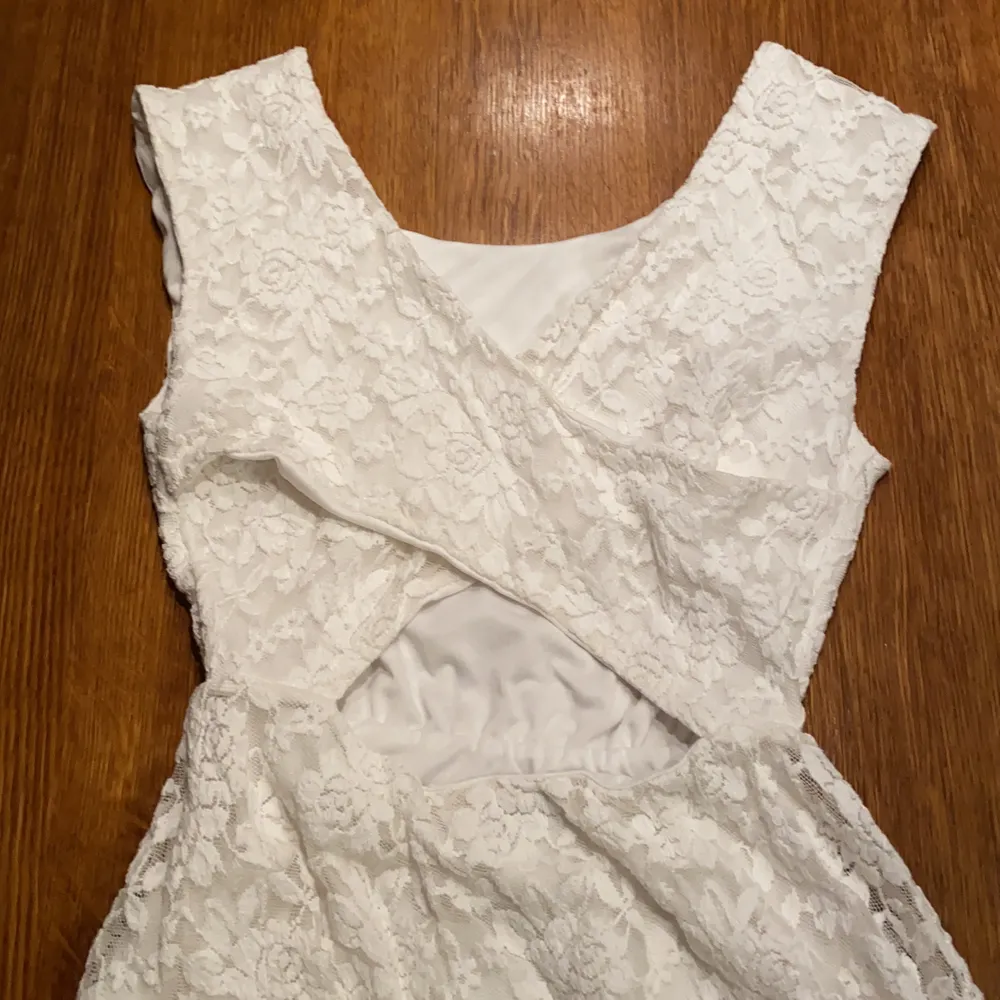 Vit klänning från cubus, i barnstorleken 146-152(11-12). Exlusive frakt. Klänningar.