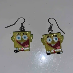  - Svampbob örhängen, har tyvärr blivit lite gröna på sidorna då jag brukade färga håret blått och då har den färgen färgat av sig, men det är inget som är märkbart på långt håll