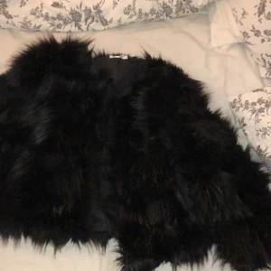 Fakepälsjacka storlek S/M - En pälsjacka (fake såklart) som endast är använd ett par gånger!! Väldigt svår att fota, men be om fler bilder om så behövs! Nypris: 699kr💁🏽‍♀️