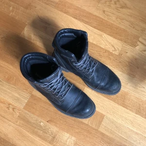 Kängor Timberland - Vinterkängor från Timberland, behövs smörjas. Lite slitna längst fram men annars väldigt fint skick. Nypris 1800:-