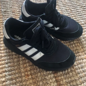 Adidas sneakers  - Frakt ingår 🎈 Använda men i fint skick. 