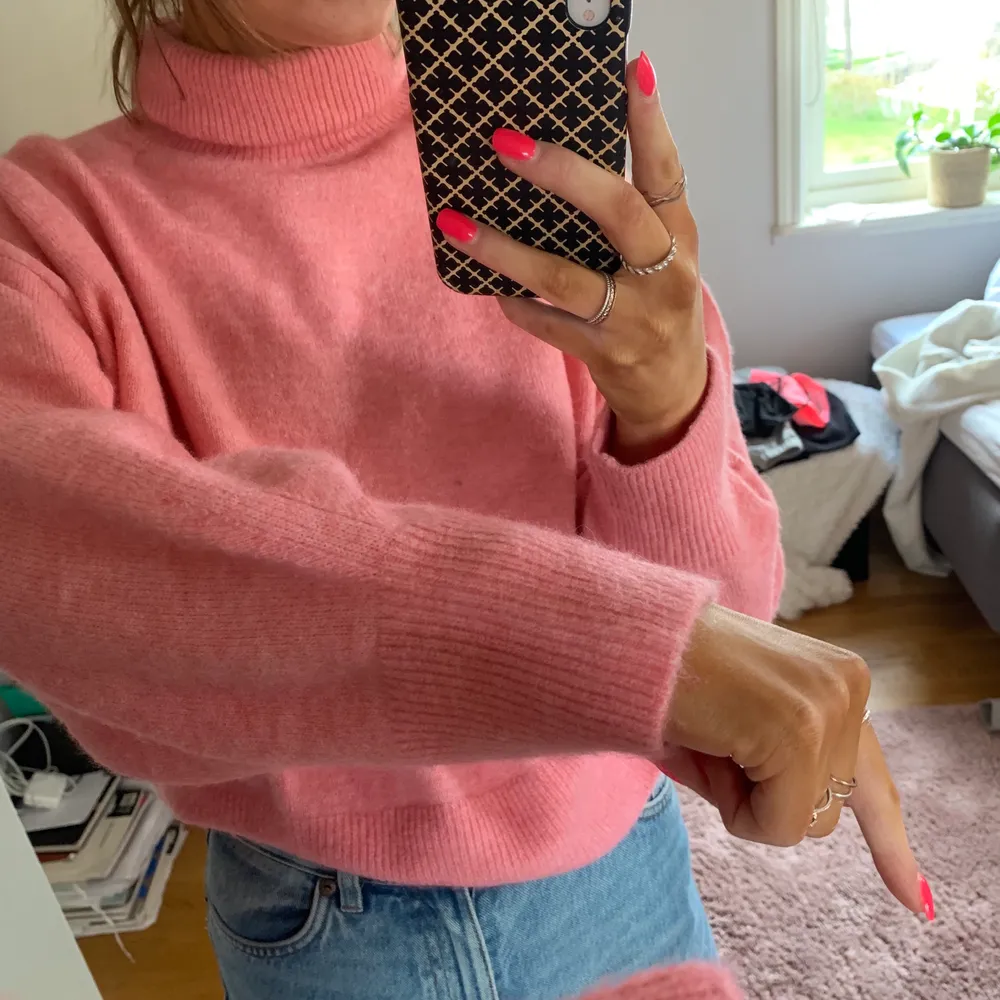 min absolut favorit tröja, passar till allt och till alla tillfällen. den rosa färgen är superfin och man ser absolut inte blek ut.                                                   endast swish + fraktkostnad är inräknad i priset 💗💗. Tröjor & Koftor.