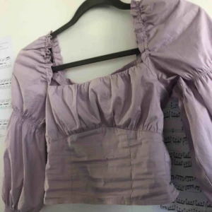  - Super snygg lila tröja! frakten är inkluderad!