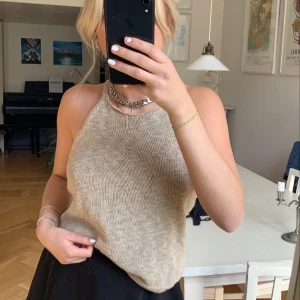 Beige topp från Mango - Somrig beige topp från mango i storlek S. Använd en gång. Frakt tillkommer, eller så kan man möta upp mig vid Östermalmstorg!
