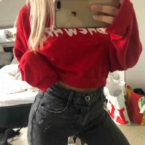 - Röd lite kortare sweatshirt med baewatch tryck💕 one size, sitter bra på mig med xs🌸