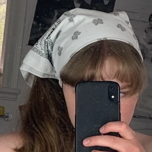 Scarf 45x45cm - Vit med fint pasley-mönster! Mått 45x45. Frakt tillkommer på 11kr