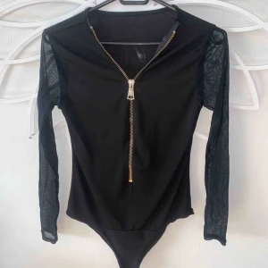  - så fin body som tyvärr är för liten på mig. du kan ha den åt båda hållen. dragkedjan fram och bak