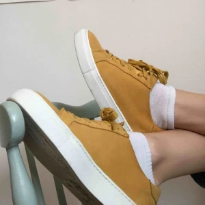 Gula oanvända mocka skor  - Gula mocca sneakers, fel storlek för mig så endast använda 2-3 ggr.  Frakt tillkommer