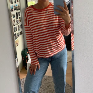 Randig tröja - Randig långärmadtröja från BikBok. Storlek S men är oversize i modellen. Ränderna är orangea och vita. 40kr + frakt. 