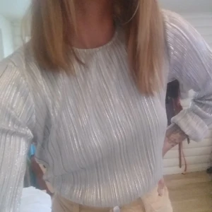 Tröja nakd - Rak i modellen, använt en gång. Älskar den men tyvärr så passar jag inte i silver.