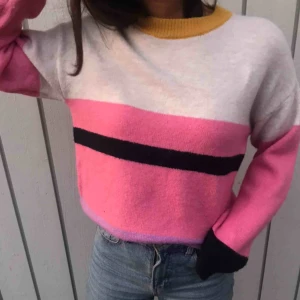  - Sååå härlig stickad! Massor av pastellfärger🌈 och perfekt passform🤩 tröjan är köpt från zara kids för något år sen och har används 2 ggr sen dess pga jag  ej passar i den😩 står strl 164 men passar allt från XS-M 😉 (frakt tillkommer och landar 90kr)