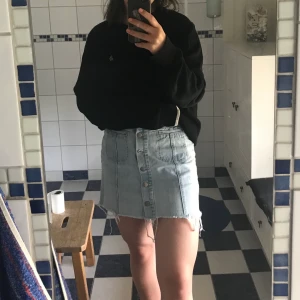 Supersöt jeanskjol - Ett secondhand-fynd som tyvärr inte kommer till användning längre, perfekt till sommaren!