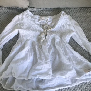 Odd Molly blus storlek 1 - Världens sötaste vita Odd Molly blus som är sparsamt använd. 
