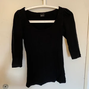 Svart tröja  - Säljer denna svarta tröja hör av dig om du är intresserad eller har frågor kram!💓💓