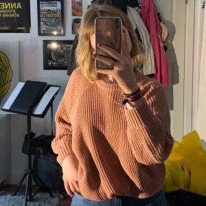 Stickad tröja, monki - Brun stickad tröja från monki, det står att det är XS men jag brukar ha M vanligtvis och det här är oversized på mig! Köparen står för frakten<3