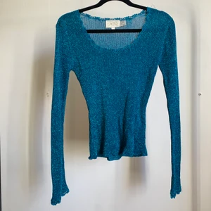 Glittrig topp  - Sååå fin topp i blått glitter, stretchigt tyg. Storlek M från Caché. 