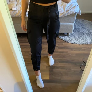 Cargopants från zara - Säljer mina Cargopants från Zara med band då jag tycker de är lite för korta för mig (är va 170) och har ett par andra! Använda ett fåtal gånger