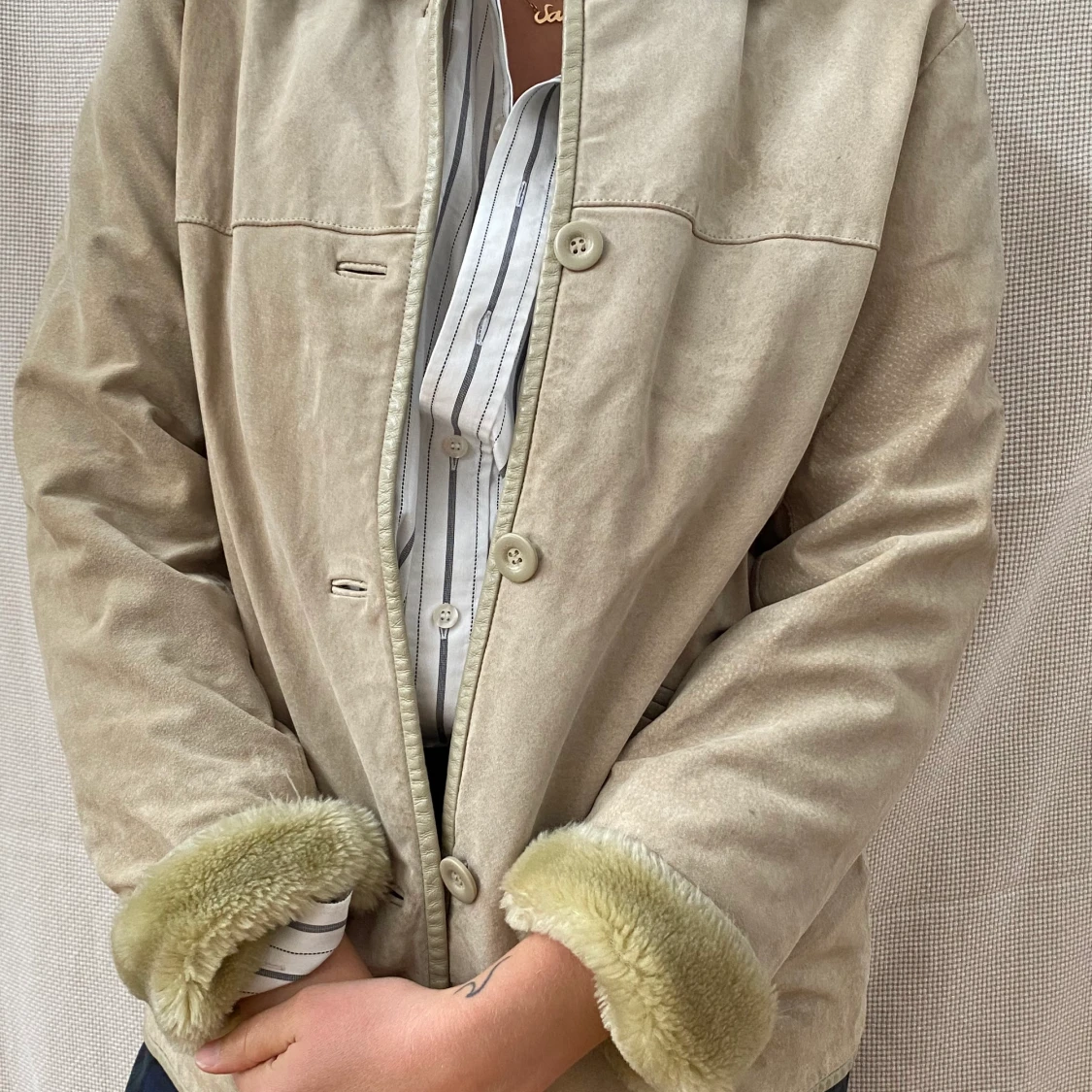 Snygg jacka i beige med detaljer 