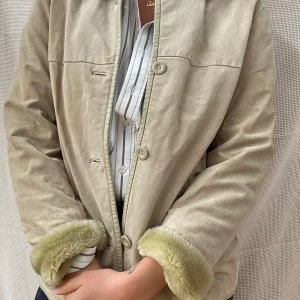 Snygg jacka i beige med detaljer  - Cool jacka som är lite tjockare med snygga detaljer. Känsla av mocka på utsidan. Frakt tillkommer <3