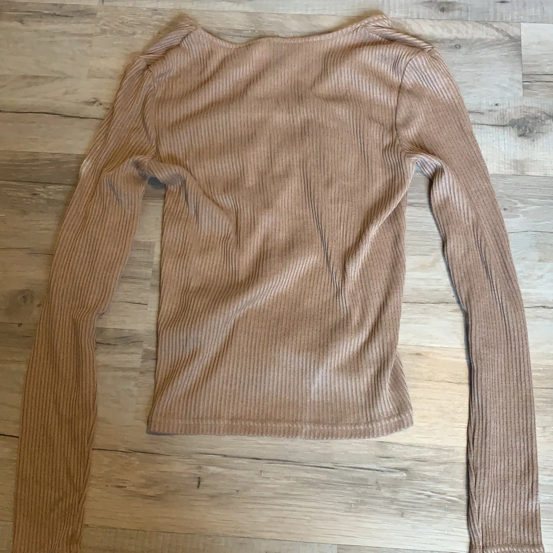 Urringad beige tröja. - 90