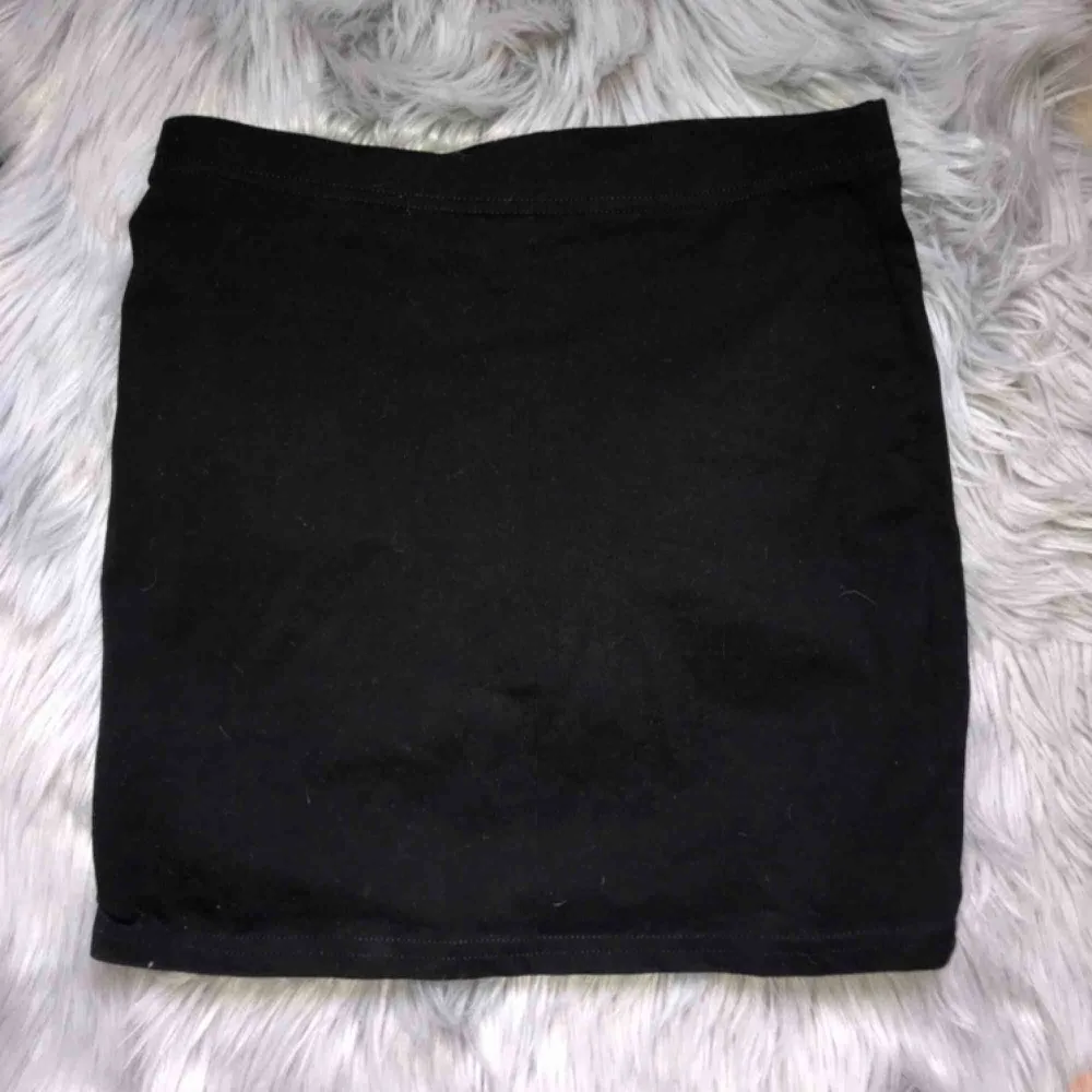 Snygg basic kort svart kjol i stretchigt material! Nyskick, Strl XS 😊. Kjolar.