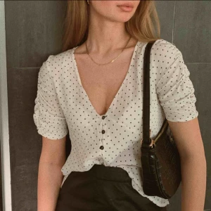  - Super söt topp från zara. Men lite puffärm och knappar längst fram. Väldigt fin skärning vid clevaget. Och söta prickar som man ej kan motstå!!!🥰