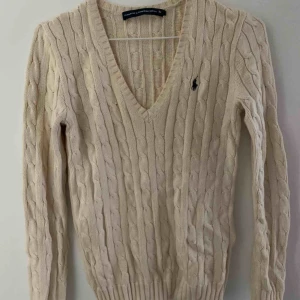  - Benvit/beige kabelstickad Ralph lauren🤍 