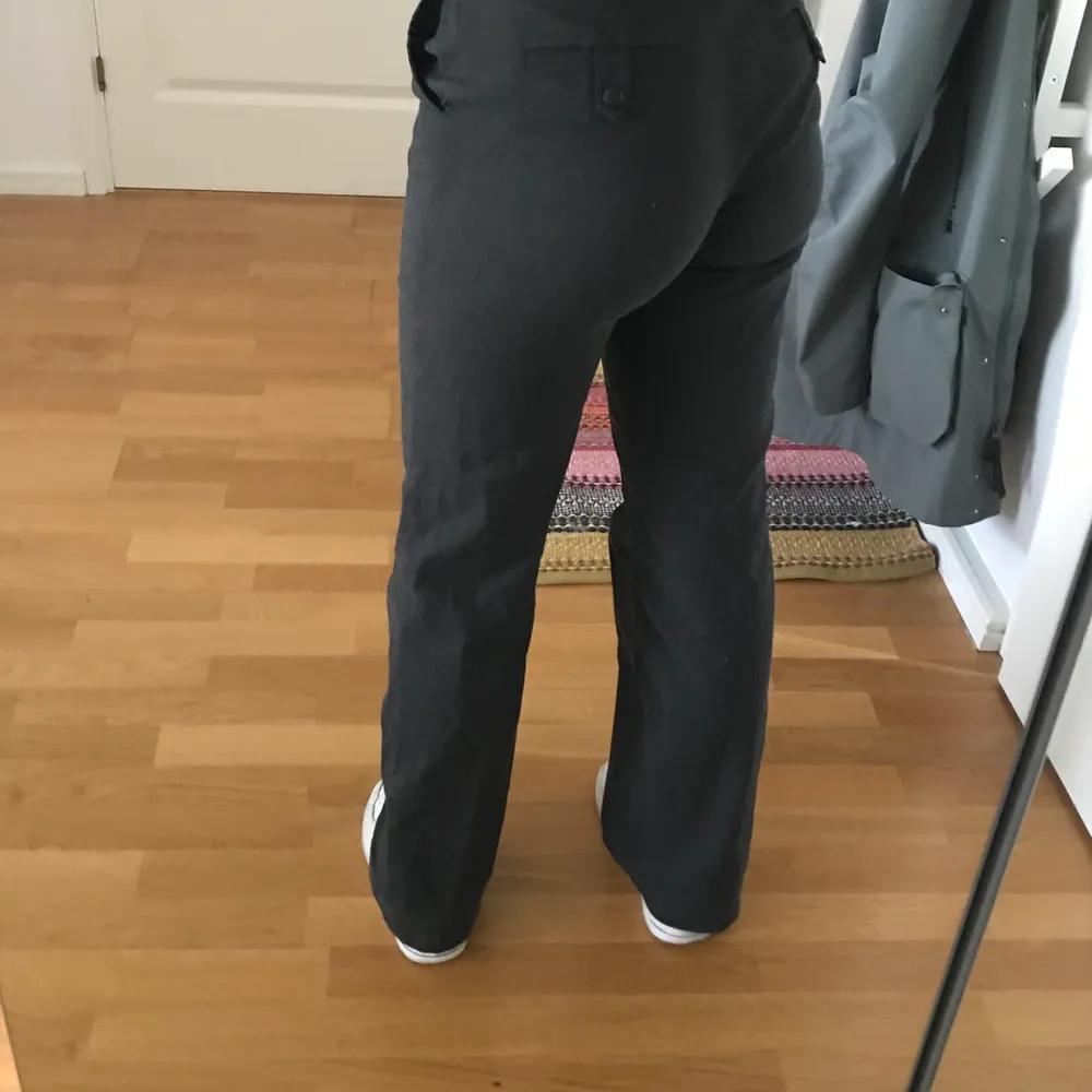 Köpt på humana. Använda fåtal gånger. Fint skick. Jag är 161 cm. Möts upp i Stockholm. . Jeans & Byxor.