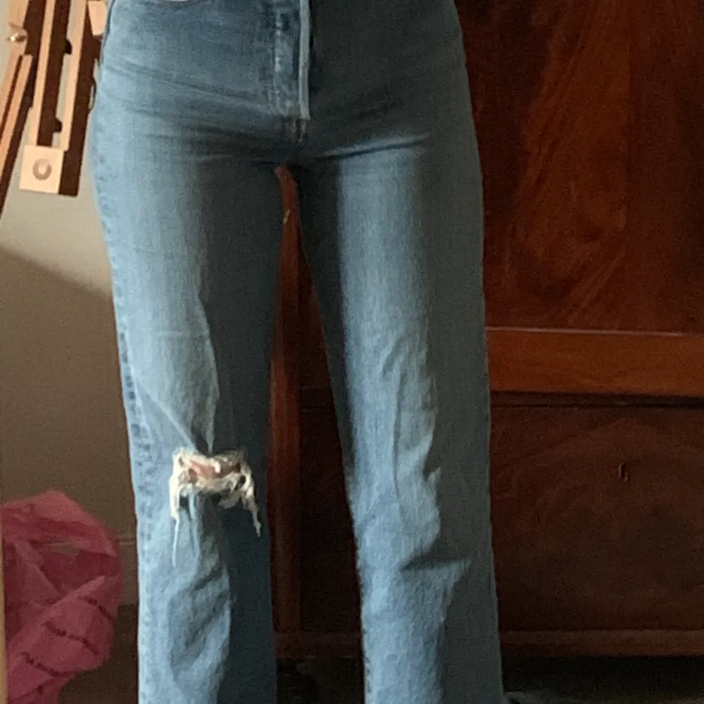 De perfekta blåa jeansen tro mig de sitter verkligen som en smäck. Knappt använda nypris 1249kr🥰. Jeans & Byxor.