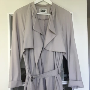 Elegant kappa - En silvergrå tunn kappa. Använd ett fåtal gånger. Köpt på Weekday för ca 1000 kr. 