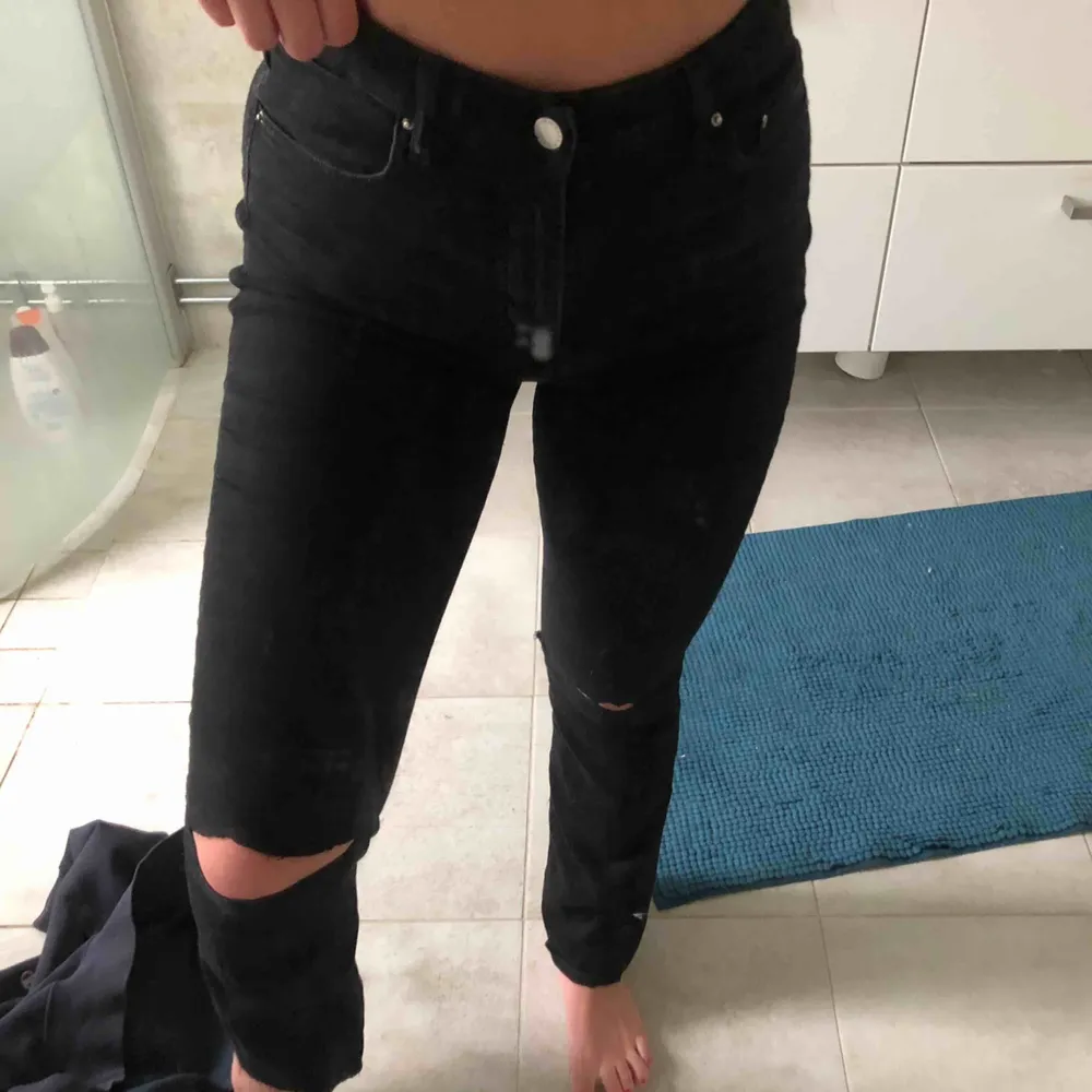 Så fina super stretchiga jeans med lite bootcut nertill som ni ser på bilderna. Högmidjade. Jag är 165 cm lång och de passar mig perfekt i längden! Eftersom de är så stretchiga passar de nog de flesta i storleken. 💕💕. Jeans & Byxor.