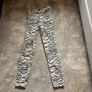 Zara Jeans - Jeans ifrån Zara med olika möster! 100 + frakt. Aldrig använda 