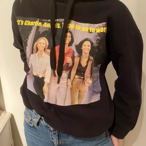 Charlies Angels Hoodie - Cool svart hoodie från Zara med Charlies Angels tryck, super mysig. 