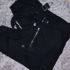 Hängselbyxor  - Ett par svarta hängselbyxor, använd ett par fåtal gånger. Stl S. 