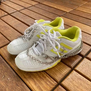  - Knappt använda adidas skor med kedjor!!