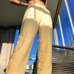 Vintage byxor - Dem är i fint skick. De är väldigt smala i midjan, så perfekt för dig som har lite mindre mått där. De passar mig som har S i kläder. Midjan skulle jag säga är XS. Frakt tillkommer och pris kan diskuteras!