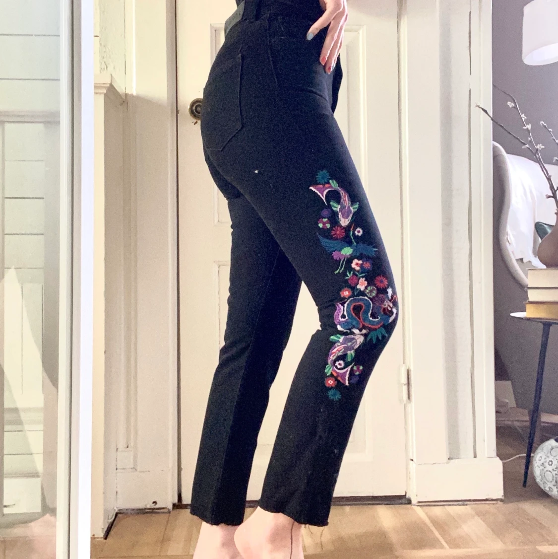 Svarta monkijeans med broderi