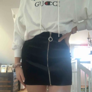  - Pris inklusive frakt. Snygg kjol från hm. Knappt använd. Sametsmaterial. Väldigt skön. 