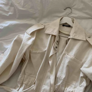  - Supersnygg justerbar ”jeans”jacka i beige ifrån Gina Tricot. Aldrig använd. Frakt tillkommer❤️