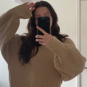 stickad - mysig och sitter liiite oversized, asbra skick. frakt ingår i priset 