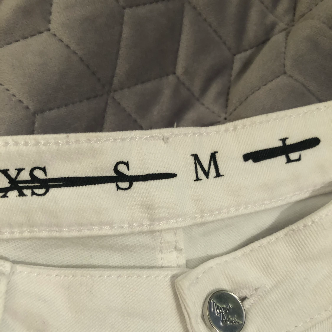 Vita Jeans från bikbok storlek M - 91