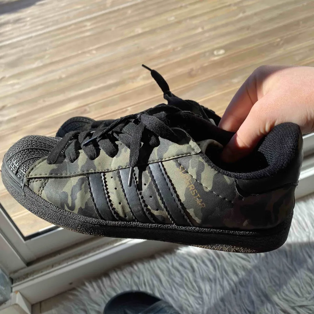 Adidas superstar skor i militär print. AAA-kopia som köptes i TURKIET för flera år sedan. Använts max 5 gånger och har ingen hål, fläck ellr något.. Skor.